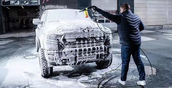 Shampoo und Foam wird für die Fahrzeugwäsche aufgetragen