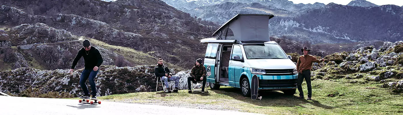 Menschen mit einem gepflegten Camper, der im Freien steht