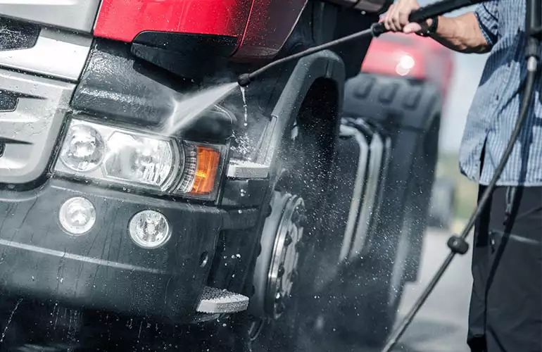 LKW wird mit einem Hochdruckreiniger gereinigt